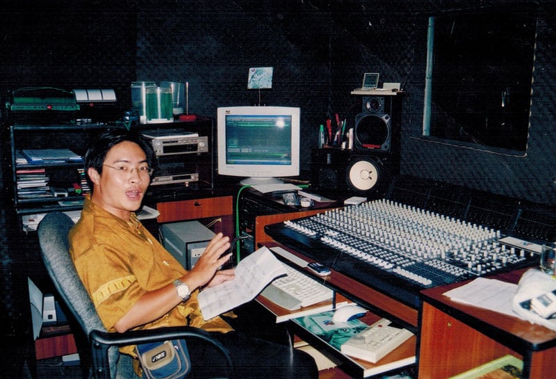 Nhạc sĩ Xuân Nghĩa trong studio thu âm bài Mãi là người thanh niên Việt Nam
