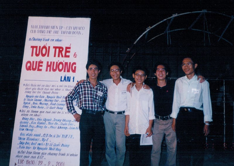 Những nhạc sĩ trẻ của CLB Sáng Tác Trẻ năm 2000 - Đêm nhạc đầu tiên ca khúc Đến với con người Việt Nam tôi ra mắt