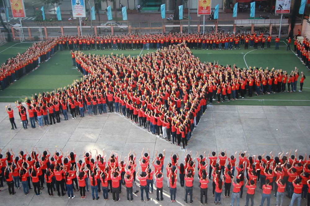 2000 bạn trẻ xếp hình ngôi sao trên nền nhạc bài hát Đến với con người Việt Nam tôi