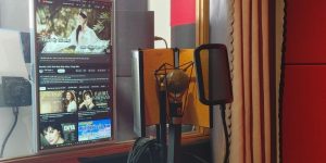 màn hình chữ karaoke tại phòng thu âm nhạc sĩ Xuân Nghĩa