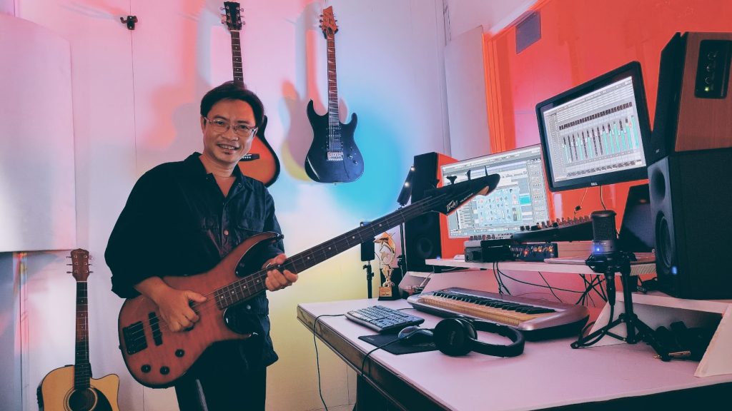 Sửa Beat Nhạc AI 1 nhạc sĩ Xuân Nghĩa chơi guitar bass, nhạc cụ dùng để sửa beat nhạc ai